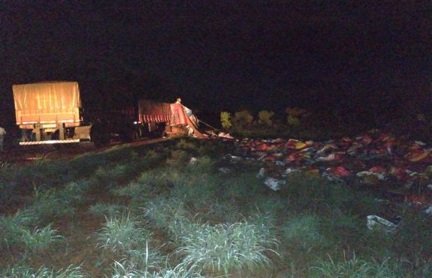 Motoristas morrem em acidente entre caminhão e carreta na MG-176 em Dores do Indaiá
