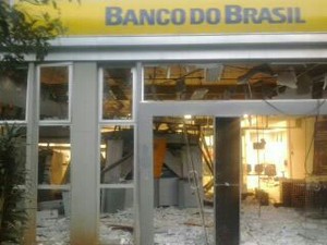 Agência bancária fica destruída após explosão de caixas em Abaeté, MG