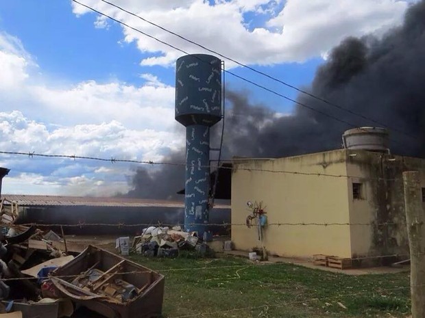 Galpão de usina de reciclagem pega fogo em Dores do Indaiá, MG