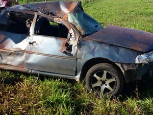 Motorista capota carro na MG-176 e passageiro é arremessado