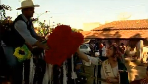 Dores do Indaiá, MG, realiza cavalhada na festa do reinado