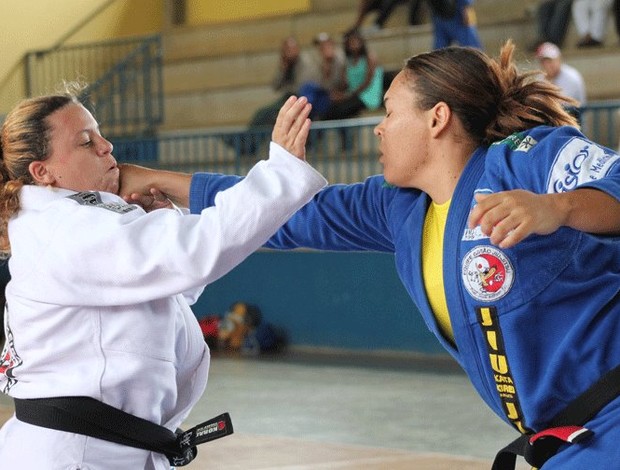 Mineira multicampeã de jiu-jitsu se divide entre luta e carreira policial