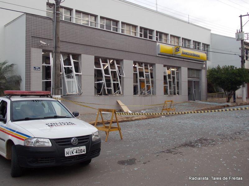 Ladrões com metralhadoras e fuzil explodem caixa em Dores do Indaiá