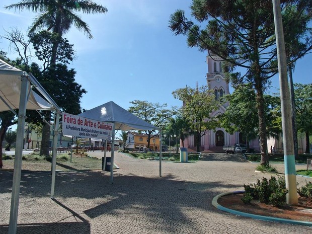 Feira de arte e culinária é promovida toda semana em Dores do Indaiá, MG