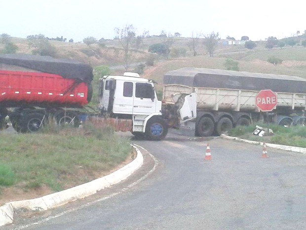 Caminhão bate na traseira de carreta em trevo próximo a Dores do Indaiá